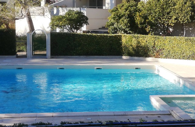 In Nimes T3 on Golf, Garden, swimming pool and garage in secure residence