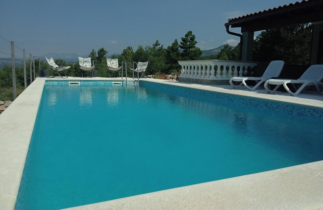 Una villa tranquila con piscina propia y una gran vista al mar.