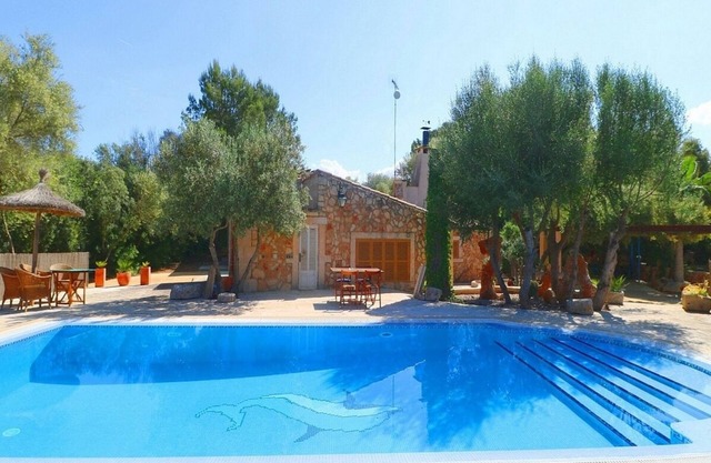 Una pintoresca finca de piedra tradicional con piscina privada en una zona rural tranquila.