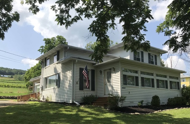 Hermosa Hammondsport / Keuka Lake Farmhouse con vistas al viñedo