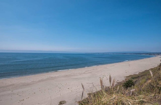 Escapada romántica en el paisaje marino