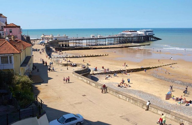 Un retiro romántico ideal, casa de vacaciones Millers Loft ofrece impresionantes vistas de North Norfolk.