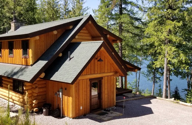A Serene Lake Front Cabin minutos del Parque Nacional de West Glacier