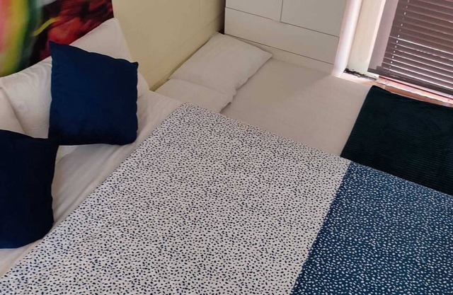 A Contenedor Maritimo Convertido en Calido Hogar