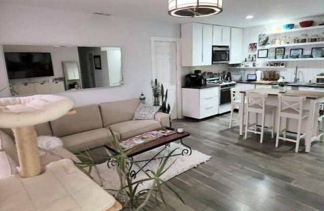 A single in San Diego Room Rental