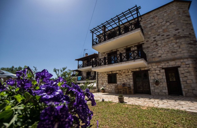 una casa de piedra que impresiona por su belleza