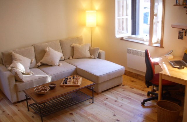 Una elegante casa ubicada en un pueblo tranquilo