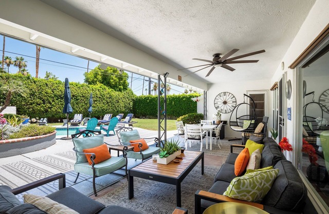 A Sweet Escape to Palm Springs! Chic 2 BDR w/ Pool 5 Min to Shopping, Dining