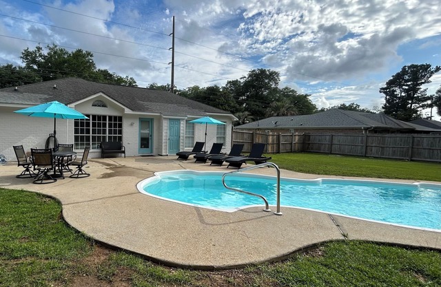 A Taste of Paradise Spacious 4BR/3BA retreat with a private pool