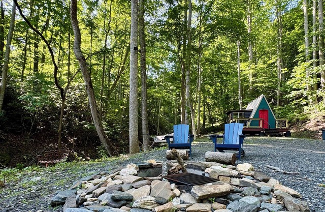 A Tiny A-Frame Glamping WiFi,Creek,Firepit,Grill Pet friendly
