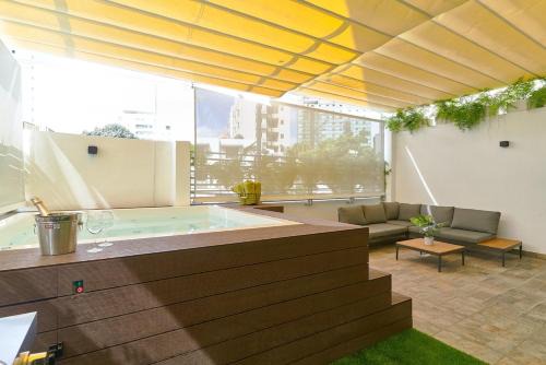 ®{A~Tropical~Stay}@DowntownSD PrivéHotTubNetflix