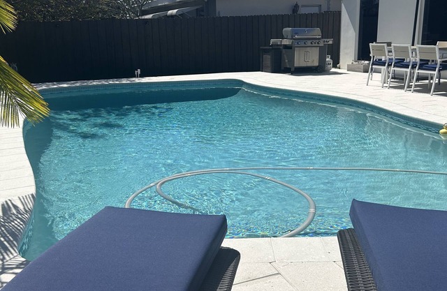 Una verdadera casa de playa con una hermosa piscina