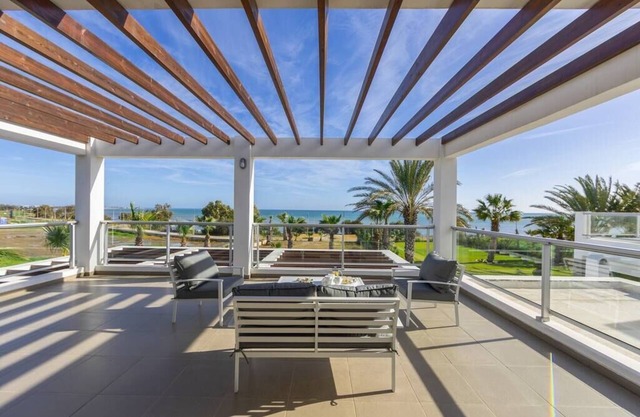 Verdaderamente espectacular FirstLine Sea Front Villa en el hermoso pueblo de Pervolia