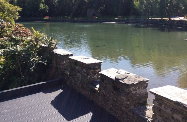Un escondite único junto al estuario de Salcombe con estacionamiento y jardín privado.