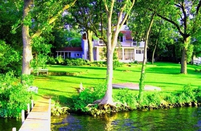 Un vintage e histórico Frente al lago casa con un único Guest Cottage