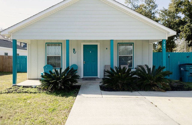 A Wonderful Beach Cottage one block from the water....