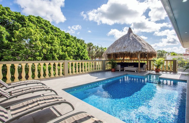 Una maravillosa villa familiar céntrica con piscina privada y apartamento.