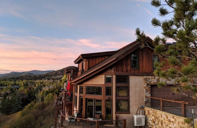 Stunning sunsets, mountain views, and minutes to the mountain.