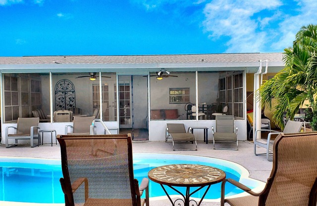 abc 4/3 Casa con piscina privada para 12 personas, minutos de las playas, estadio, tiendas, PGA!