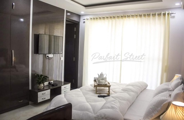 Abode near Fortis hospital w balcony and elevator
