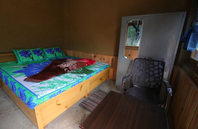 ACERCA DE TIRTHAN HILL TOP HOMESTAY