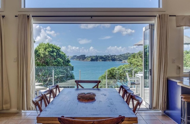 Absolute Beachfront - Oneroa Bay - Enjoy gazing over Oneroa Beach from this impressive 2-story, 3-bedroom holiday house with a Spanish-inspired theme. Accommodating 8 guests who will all enjoy sitting directly beach front. Providing luxurious accommo