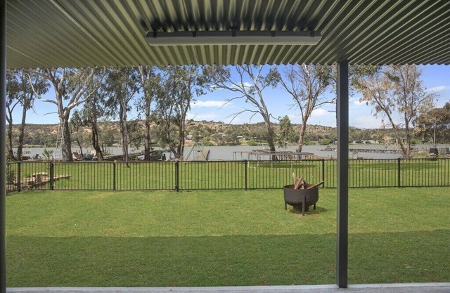 🌊 Absolute Waterfront Bliss – Pet Friendly Family Shack to Ski, Fish & Relax