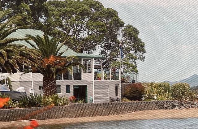 Absolute Waterfront Self Contained 2 bedroom beachfront unit