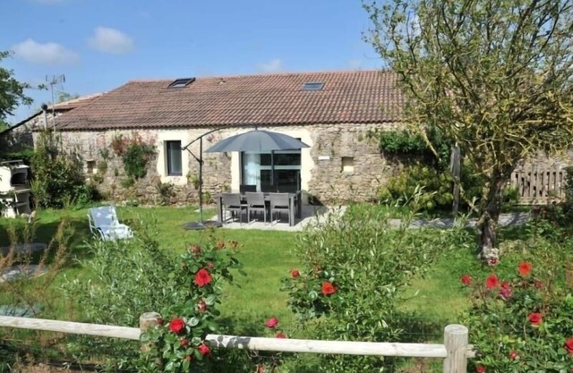 Gîte rénové avec accès handicapé, spa, piscine chauffée et ponton de pêche