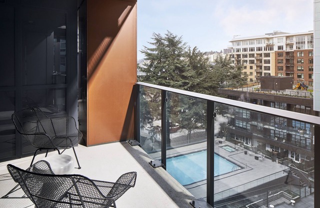 Accessible King Studio w/ Kitchen, Laundry & Resort Amenities in Seattle!