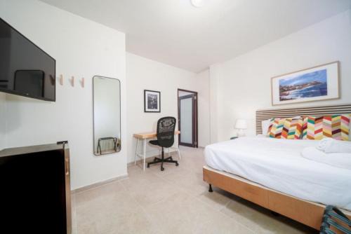 Accessible Suite, Roll In Shower, Modern Design and Prime San Juan Location