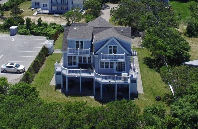 Tiene capacidad para 12 huéspedes con vistas a la bahía de Cape Cod, 6 BD / 6 BTH