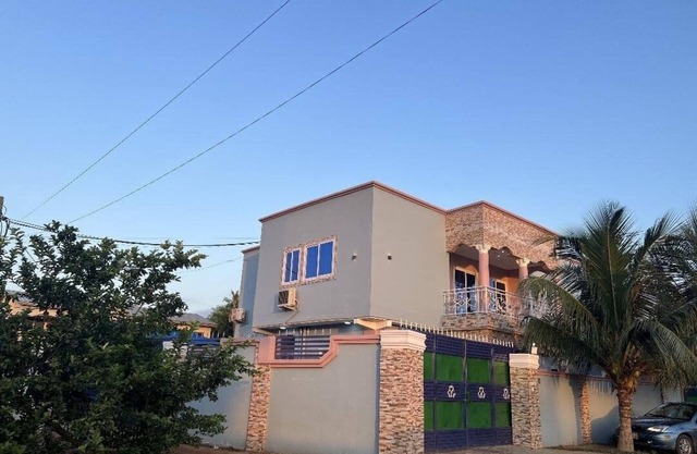 ACCRA Cozy N/BEACH 2/3-bedroom charming apartment with WiFi, AC in Weija, Accra.