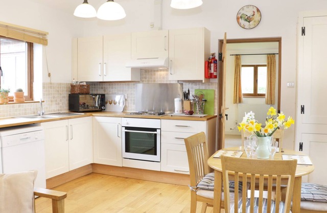 ACORN COTTAGE 1, casa de vacaciones de carácter en Burlton, Ref 974817