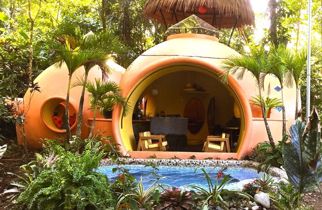 De estilo Adobe Dome Inicio en un exuberante, Bosque pluvial Configuración 3 minutos a pie de la playa