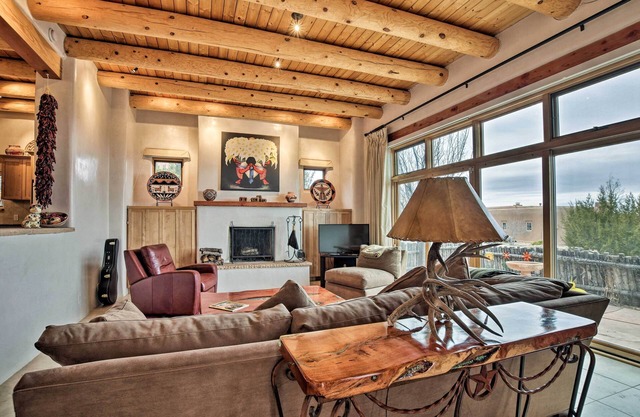 ¡NUEVO! Adobe-Style Santa Fe Home - 17 Mi. a Ski SF!
