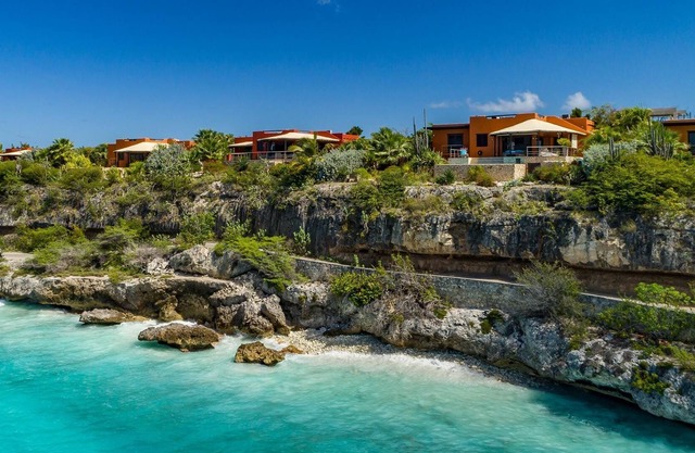 Adobe Style Oceanfront Villa con piscina privada