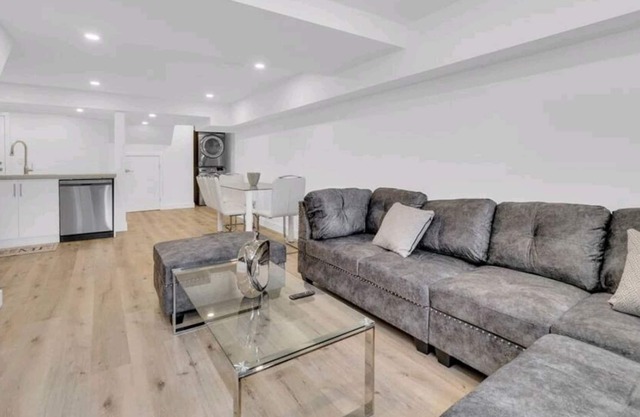 Adorable 2 bedroom place with parking spot
