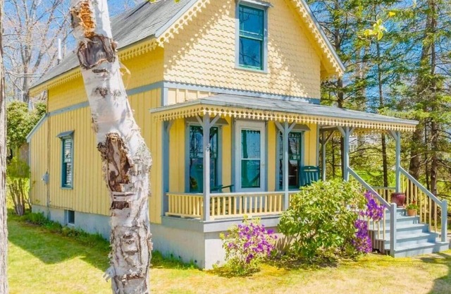 Seaside 3 bedroom Maine cottage with stunning ocean views!