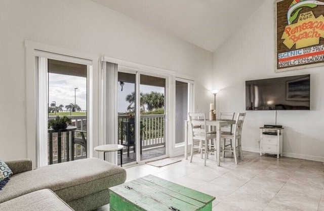 Adorable/Affordable! Renovated 1BR/2 Full Bathroom - Pensacola Beach Condo!