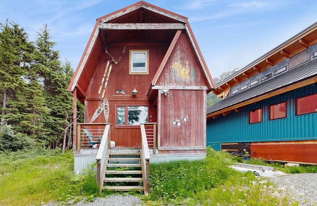 Adorable cottage with spiral stairs - near skiing, hiking & airport