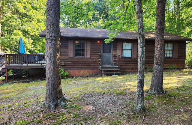 Adorable lake access bungalow w/ obstacle course,firepit &more-Walk to the lake!