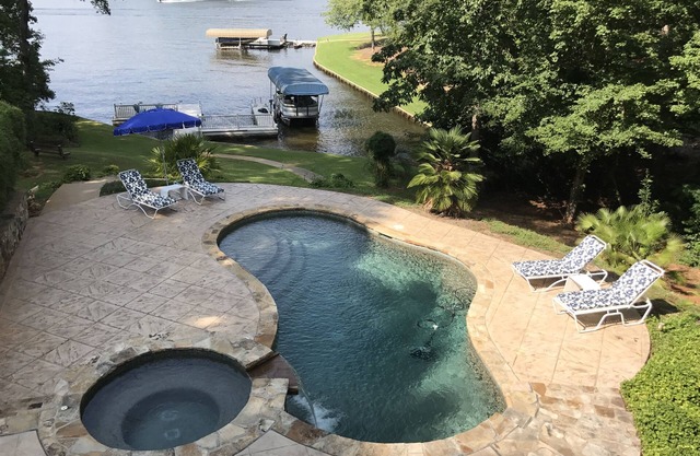 Adorable oasis junto al lago en el lago Oconee con piscina privada y muelle de tamaño completo.