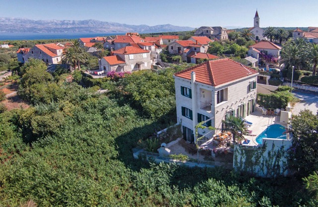 Adorable villa con piscina y vistas al mar.