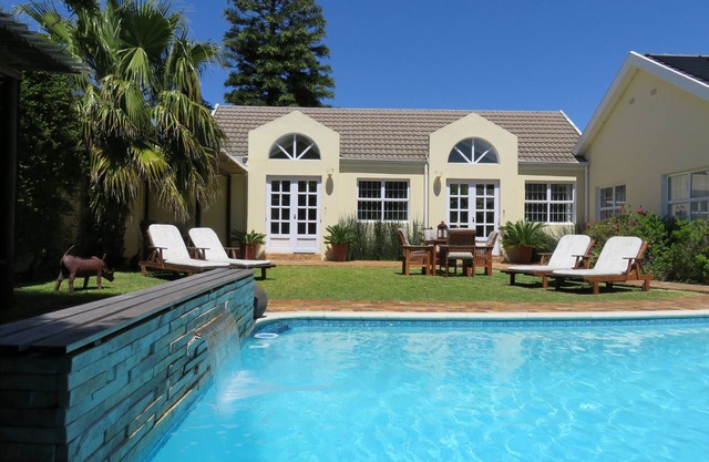hermoso apartamento en un tranquilo jardín con una gran piscina climatizada con energía solar