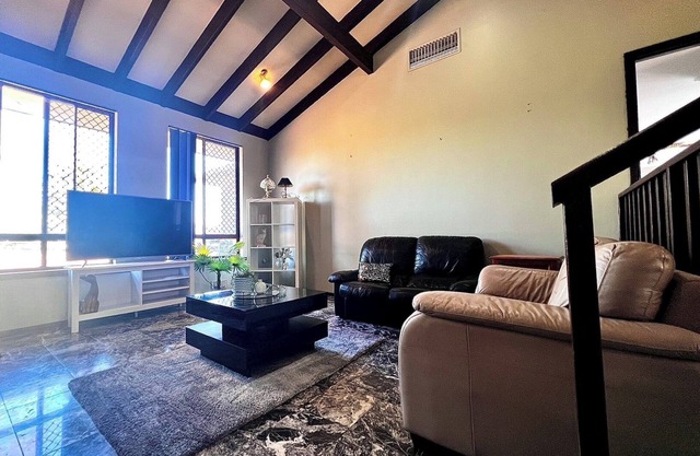Affordable Cosy Bedroom Near River/City/University/Fremantle in Shared house