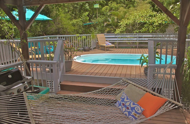 ¡Abierto para negocios! Escapada asequible para familias y parejas con piscina y aire acondicionado