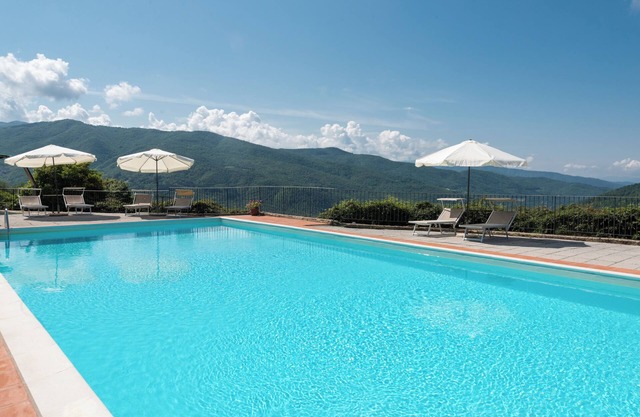 Agriturismo "Universal Harmony - Pettirosso" con vistas a la montaña, piscina y Wi-Fi