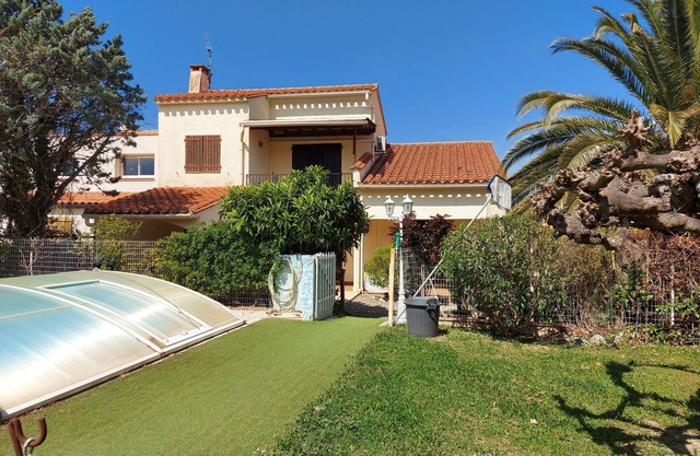 Villa con aire acondicionado y bonito jardín en Saint-Génis-des-Fontaines