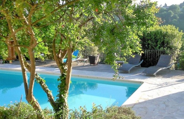 Villa con aire acondicionado y piscina cerca del antiguo pueblo de St Paul y las playas.